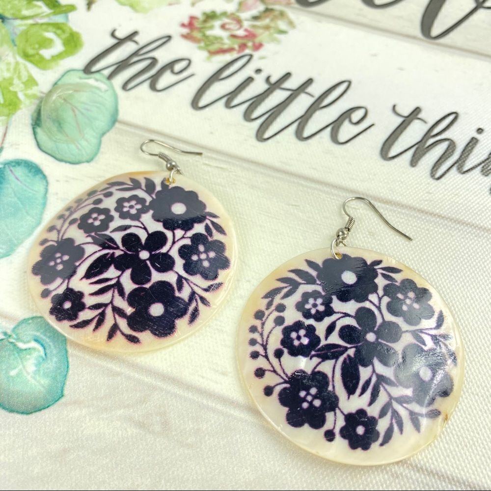 Vintage 90s Floral Mother Of‎ Pearl Boho Disc Dangle Earrings Cream Black